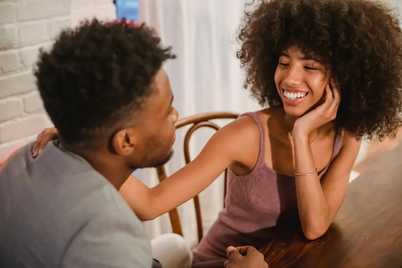 Couple en conversation : communication dans le couple, mieux se comprendre et dépasser les malentendus